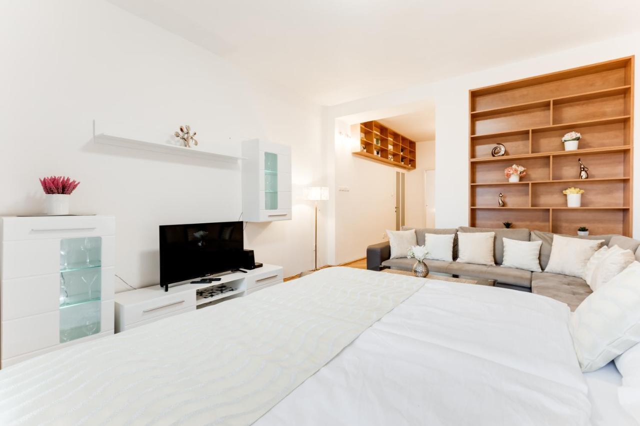 Exclusive Riverside In The Heart Of Lejlighed Prag